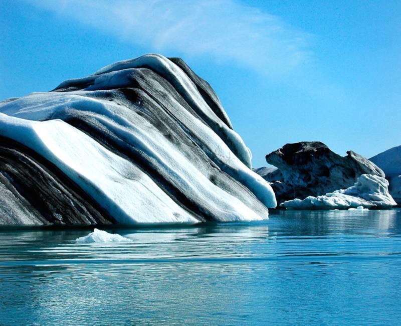 18bizarre-natural-phenomena-striped-iceberg-1