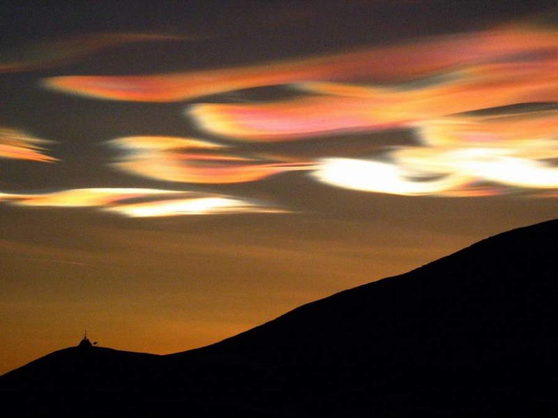 9bizarre-natural-phenomena-nacreous-cloud-2