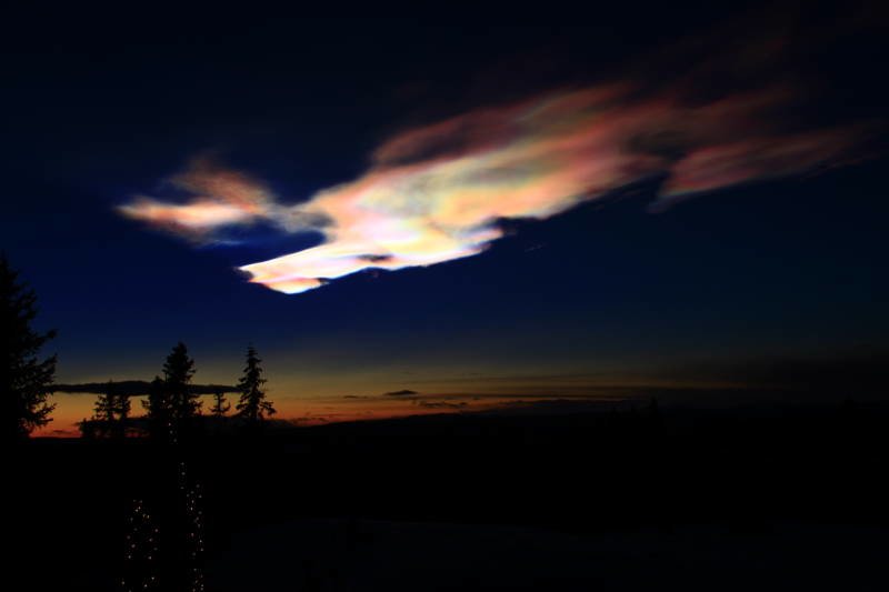 6bizarre-natural-phenomena-nacreous-clouds-3