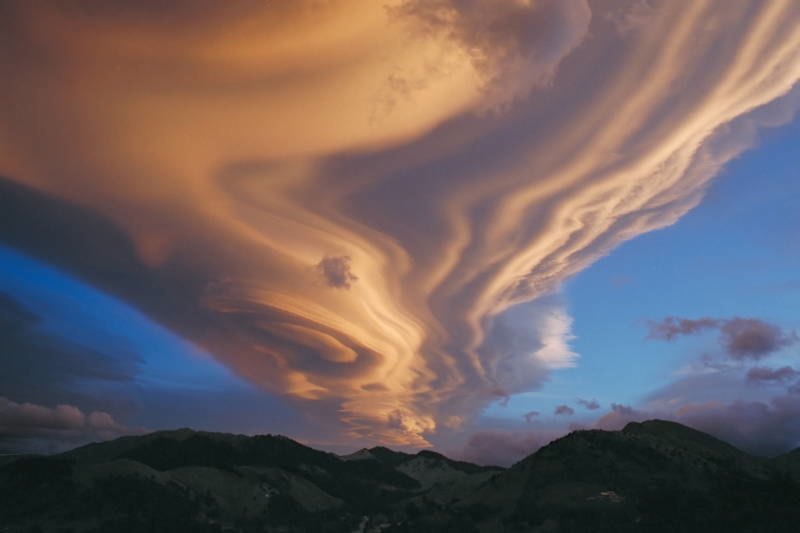 7bizarre-natural-phenomena-nacreous-clouds-2