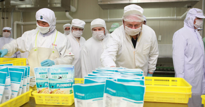 USDA officials inspect a seafood processing operation at Tianbao in China, May 6, 2004 (USDA / Flickr)